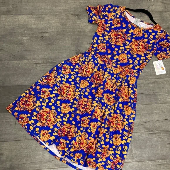 LuLaRoe Amelia - Picture 1 of 4